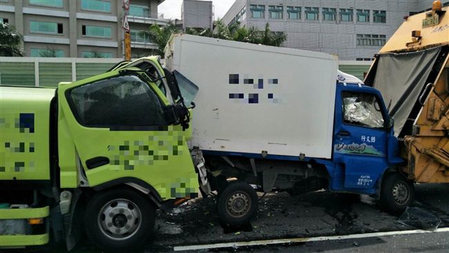 土城6車連環撞！　小貨車遭2車夾擊