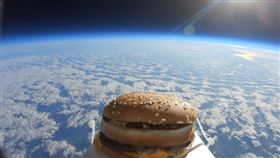 來自外太空！漢堡竟從天而降 球員們全驚呆(圖/翻攝自Colchester United FC推特)