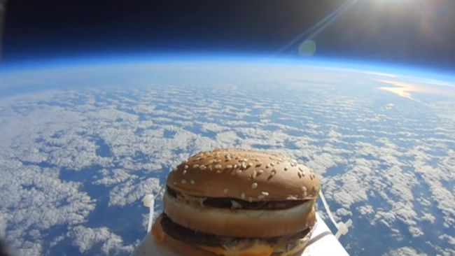 來自外太空！漢堡從天而降球員驚呆了