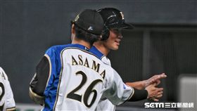 ▲王柏融上一壘展露笑容。（圖／記者王怡翔攝影）