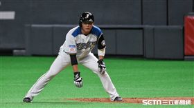 ▲王柏融站上一壘。（圖／記者王怡翔攝影）