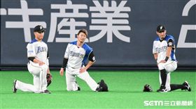 ▲王柏融在外野與隊友休息。（圖／記者王怡翔攝影）