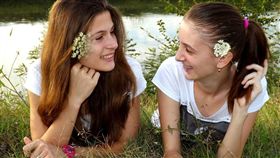 姐姐比妹妹比容易胖？科學家曝：出生順序影響身材。(圖/翻攝自Pixabay)；16:9