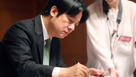 賴清德台南簽書前行政院長賴清德（左）30日下午在國立台灣文學館出席「用行動帶來希望：賴清德的決策風格」新書分享會，現場為支持民眾簽書。中央社記者張榮祥台南攝　108年3月30日