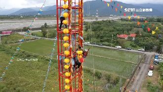 女道長赤腳開路！22道士攀百層劍梯