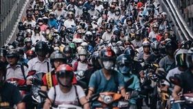 台灣的機車族數量龐大，在尖峰時段常常可以看到路口擠滿上百輛的機車，其中台北橋「機車瀑布」更是紅遍世界，今年6月才剛入選《國家地理雜誌》年度攝影大賽，昨（11）日又被Instagram官方分享。不少網友看到照片後，掀起正反議論，有網友認為是「台灣之光」，但也有網友酸「落後國家，一堆機車，丟臉！」（圖／翻攝自IG）