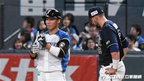 ▲王柏融站上一壘。（圖／記者王怡翔攝影）