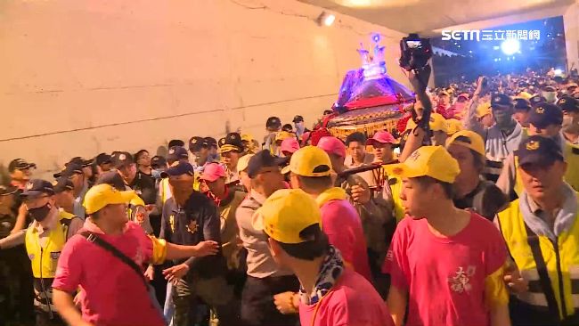 警防大甲媽搶轎　局長：不是好就是倒