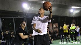 路易斯現身新生橋突擊活動。（圖／記者劉家維攝影）