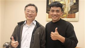 全世煌江惠民世展會活動相見歡台灣世界展望會30日舉辦「世界不遙遠 資助愛相連」活動，邀請創作歌手全世煌（右）和曾默默資助他度過難關的檢察總長江惠民（左）相見歡，分享這些年的點點滴滴。中央社記者張茗喧攝  107年3月30日