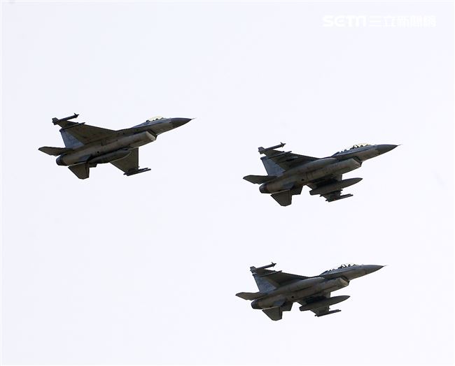 108年「國防知性之旅—龍翔營區開放」F16戰機空中分列式。（記者邱榮吉/新社拍攝）