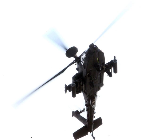 108年「國防知性之旅—龍翔營區開放」AH-64阿帕契空地整體作戰操演。（記者邱榮吉/新社拍攝）