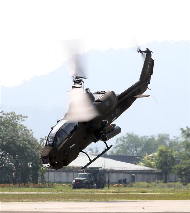 108年「國防知性之旅—龍翔營區開放」AH-1W眼鏡蛇攻擊直升機實施空對地火力掃蕩。（記者邱榮吉/新社拍攝）