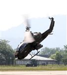 108年「國防知性之旅—龍翔營區開放」AH-1W眼鏡蛇攻擊直升機實施空對地火力掃蕩。（記者邱榮吉/新社拍攝）