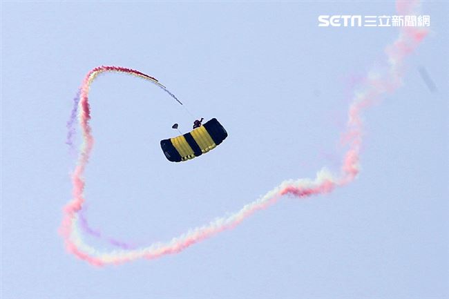 108年「國防知性之旅—龍翔營區開放」神龍小組高難度花式高空跳傘。（記者邱榮吉/新社拍攝）
