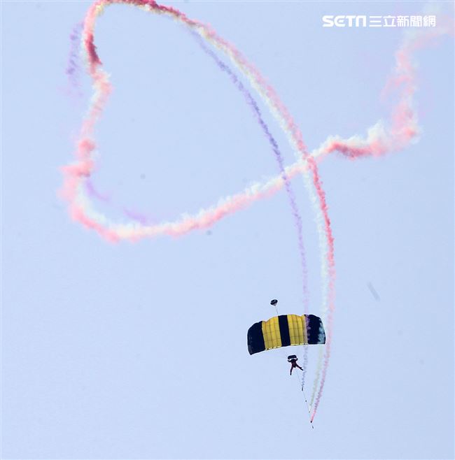 108年「國防知性之旅—龍翔營區開放」神龍小組高難度花式高空跳傘。（記者邱榮吉/新社拍攝）