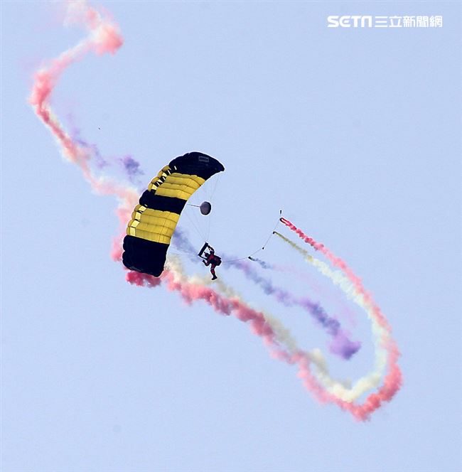 108年「國防知性之旅—龍翔營區開放」神龍小組高難度花式高空跳傘。（記者邱榮吉/新社拍攝）