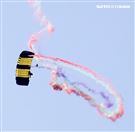 108年「國防知性之旅—龍翔營區開放」神龍小組高難度花式高空跳傘。（記者邱榮吉/新社拍攝）