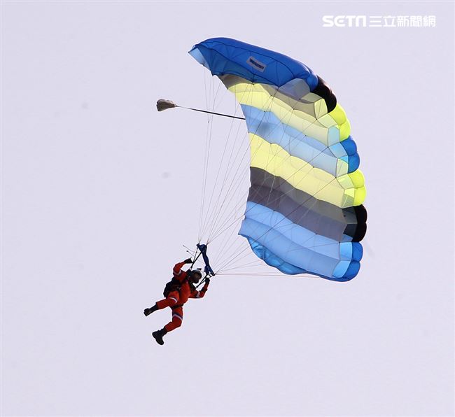 108年「國防知性之旅—龍翔營區開放」神龍小組高難度花式高空跳傘。（記者邱榮吉/新社拍攝）