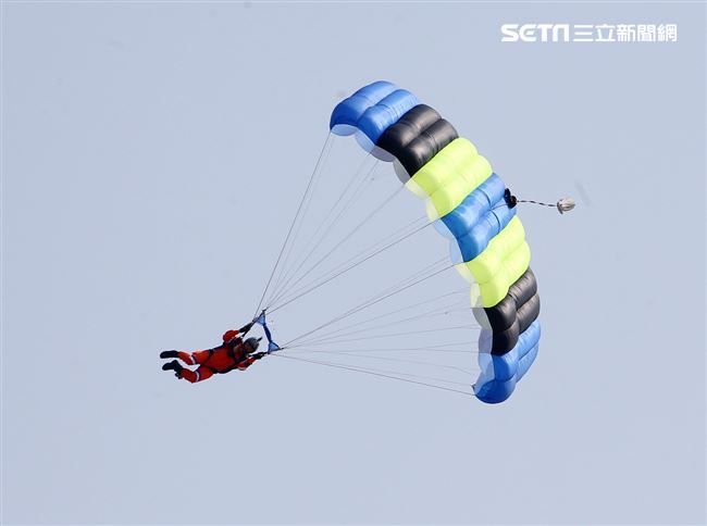 108年「國防知性之旅—龍翔營區開放」神龍小組高難度花式高空跳傘。（記者邱榮吉/新社拍攝）