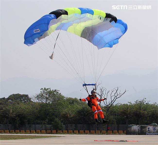 108年「國防知性之旅—龍翔營區開放」神龍小組高難度花式高空跳傘。（記者邱榮吉/新社拍攝）