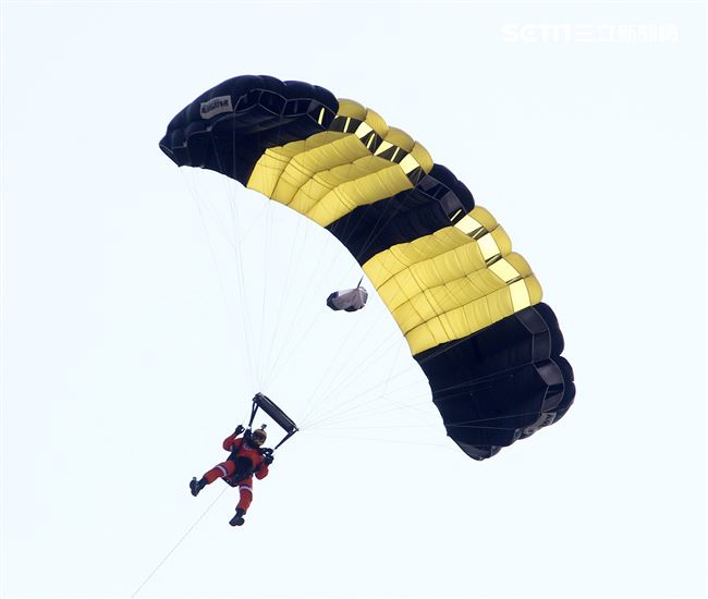 108年「國防知性之旅—龍翔營區開放」神龍小組高難度花式高空跳傘。（記者邱榮吉/新社拍攝）