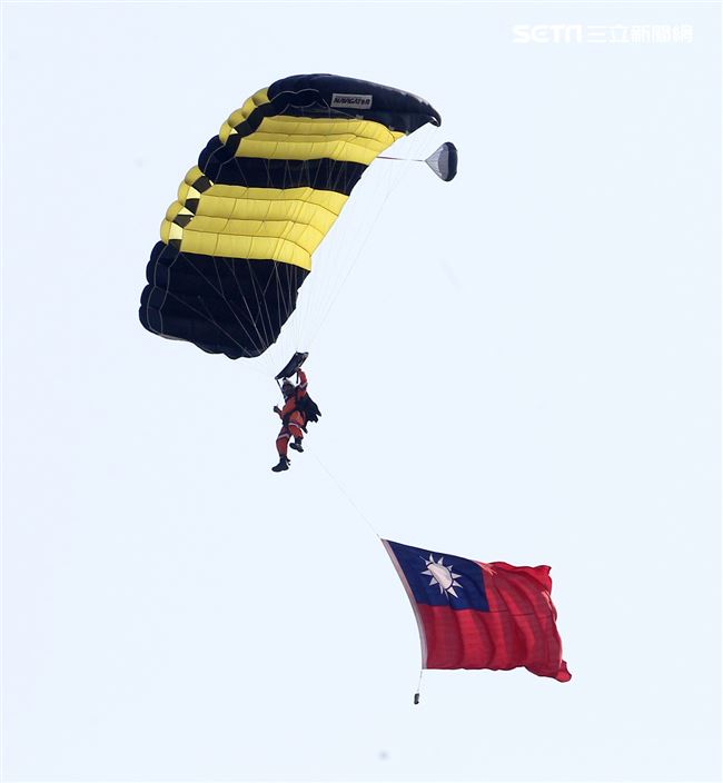 108年「國防知性之旅—龍翔營區開放」神龍小組高難度花式高空跳傘。（記者邱榮吉/新社拍攝）