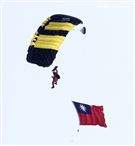 108年「國防知性之旅—龍翔營區開放」神龍小組高難度花式高空跳傘。（記者邱榮吉/新社拍攝）