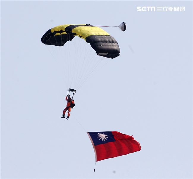 108年「國防知性之旅—龍翔營區開放」神龍小組高難度花式高空跳傘。（記者邱榮吉/新社拍攝）