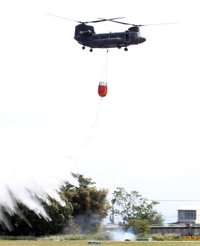 108年「國防知性之旅—龍翔營區開放」火災空中支援暨人員搜救。（記者邱榮吉/新社拍攝）