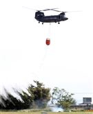 108年「國防知性之旅—龍翔營區開放」火災空中支援暨人員搜救。（記者邱榮吉/新社拍攝）