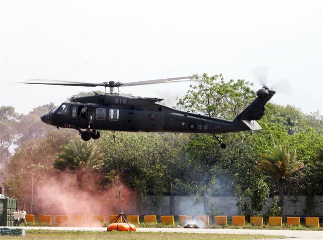 108年「國防知性之旅—龍翔營區開放」UH-60黑鷹直升機實施特戰弟兄空中突擊及火災空中支援。（記者邱榮吉/新社拍攝）
