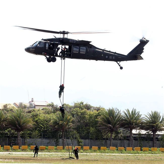 108年「國防知性之旅—龍翔營區開放」UH-60黑鷹直升機實施特戰弟兄空中突擊及火災空中支援。（記者邱榮吉/新社拍攝）