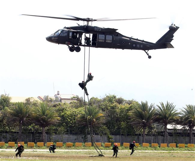 108年「國防知性之旅—龍翔營區開放」UH-60黑鷹直升機實施特戰弟兄空中突擊及火災空中支援。（記者邱榮吉/新社拍攝）