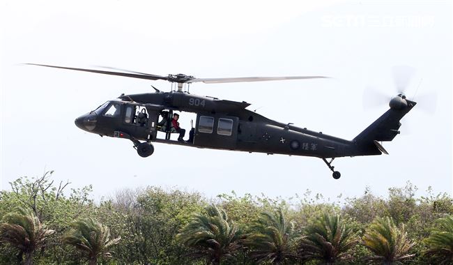 108年「國防知性之旅—龍翔營區開放」UH-60黑鷹直升機實施特戰弟兄空中突擊及火災空中支援。（記者邱榮吉/新社拍攝）