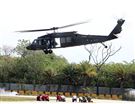 108年「國防知性之旅—龍翔營區開放」UH-60黑鷹直升機實施特戰弟兄空中突擊及火災空中支援。（記者邱榮吉/新社拍攝）