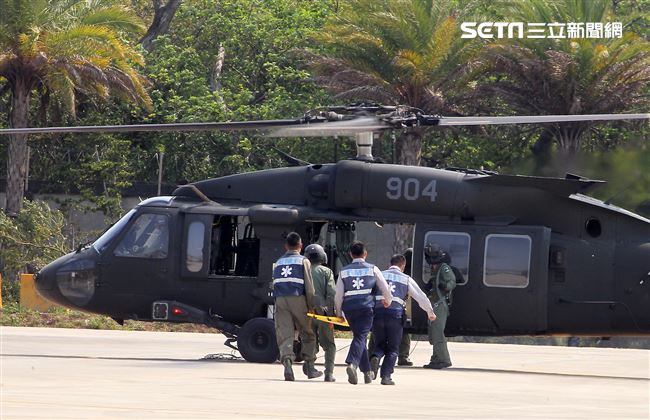 108年「國防知性之旅—龍翔營區開放」UH-60黑鷹直升機實施特戰弟兄空中突擊及火災空中支援。（記者邱榮吉/新社拍攝）