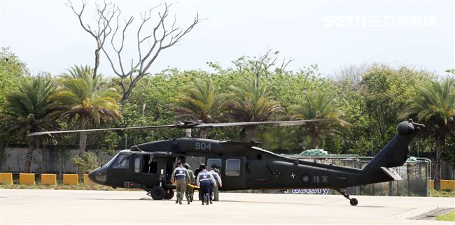 108年「國防知性之旅—龍翔營區開放」UH-60黑鷹直升機實施特戰弟兄空中突擊及火災空中支援。（記者邱榮吉/新社拍攝）