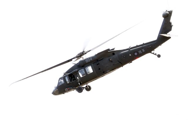 108年「國防知性之旅—龍翔營區開放」UH-60黑鷹直升機實施特戰弟兄空中突擊及火災空中支援。（記者邱榮吉/新社拍攝）