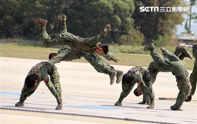108年「國防知性之旅—龍翔營區開放」特戰部隊戰技演練。（記者邱榮吉/新社拍攝）