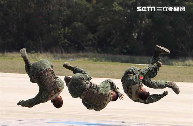 108年「國防知性之旅—龍翔營區開放」特戰部隊戰技演練。（記者邱榮吉/新社拍攝）