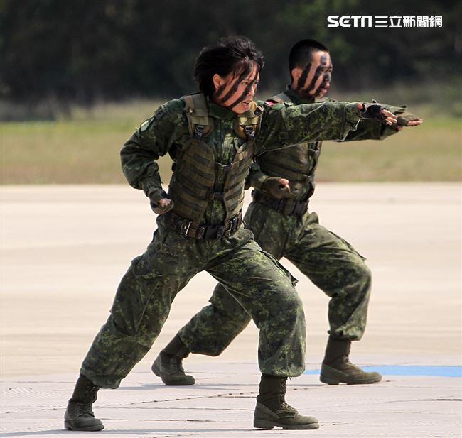 108年「國防知性之旅—龍翔營區開放」特戰部隊戰技演練。（記者邱榮吉/新社拍攝）