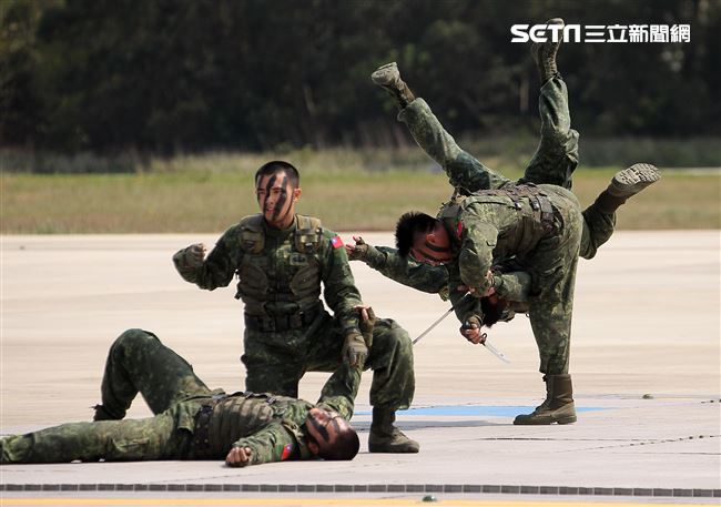 108年「國防知性之旅—龍翔營區開放」特戰部隊戰技演練。（記者邱榮吉/新社拍攝）