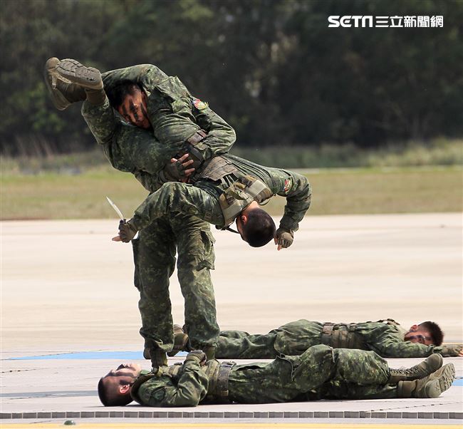 108年「國防知性之旅—龍翔營區開放」特戰部隊戰技演練。（記者邱榮吉/新社拍攝）