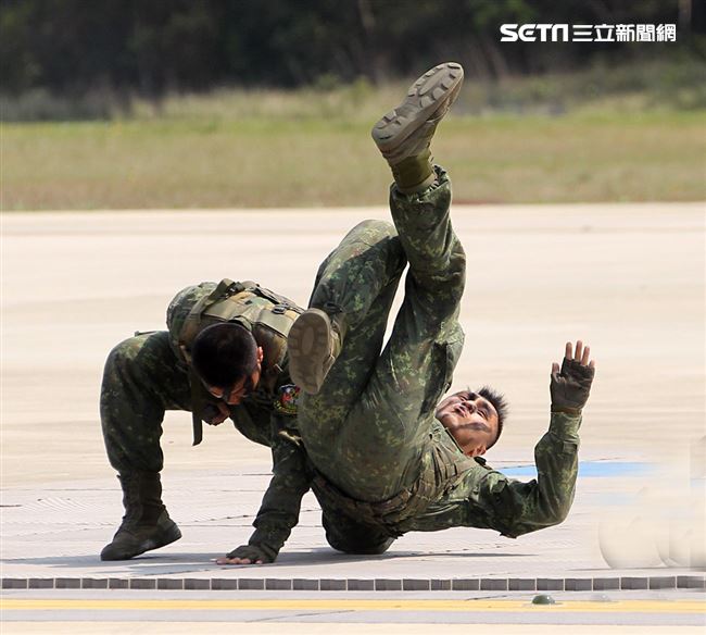 108年「國防知性之旅—龍翔營區開放」特戰部隊戰技演練。（記者邱榮吉/新社拍攝）
