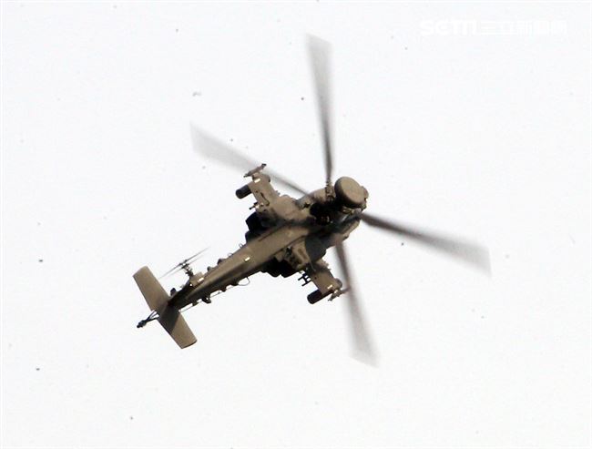 108年「國防知性之旅—龍翔營區開放」AH-64阿帕契空地整體作戰操演。（記者邱榮吉/新社拍攝）