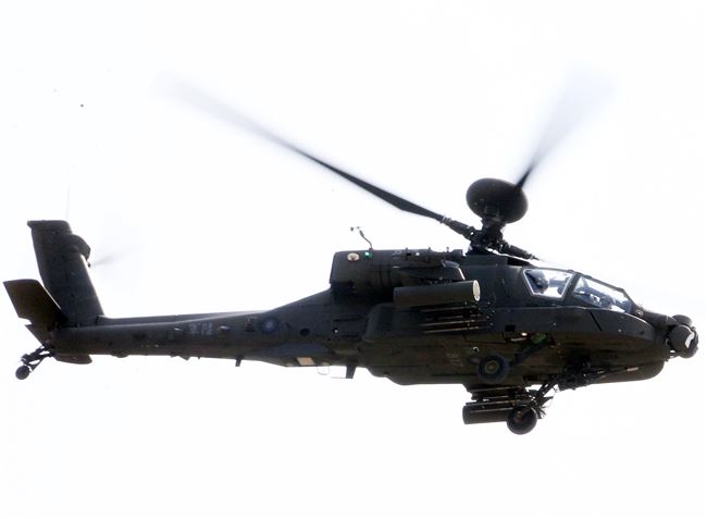 108年「國防知性之旅—龍翔營區開放」AH-64阿帕契空地整體作戰操演。（記者邱榮吉/新社拍攝）