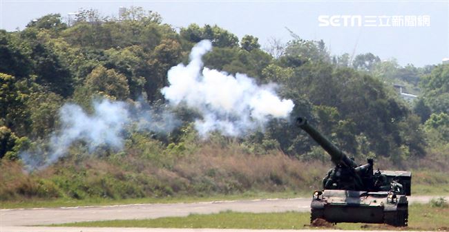 108年「國防知性之旅—龍翔營區開放」特戰突擊車、偵蒐機車對敵實施攻擊。（記者邱榮吉/新社拍攝）