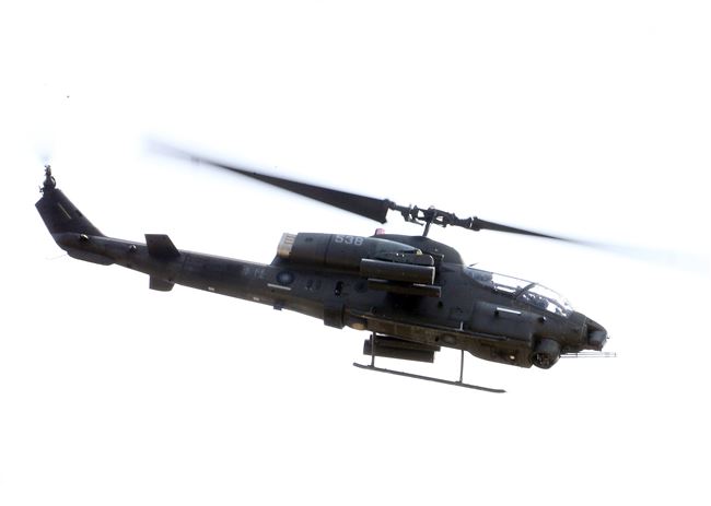 108年「國防知性之旅—龍翔營區開放」AH-1W眼鏡蛇攻擊直升機實施空對地火力掃蕩。（記者邱榮吉/新社拍攝）