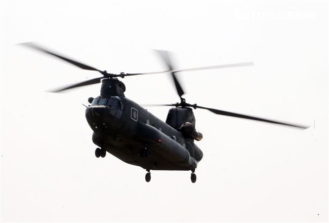 108年「國防知性之旅—龍翔營區開放」CH-47運輸直升機。（記者邱榮吉/新社拍攝）